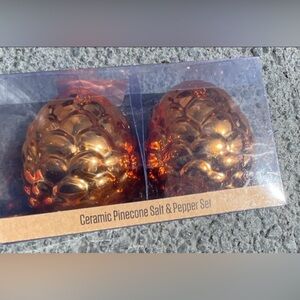 NWT Ceramic Pinecone Salt & Pepper shaker Set - Orange